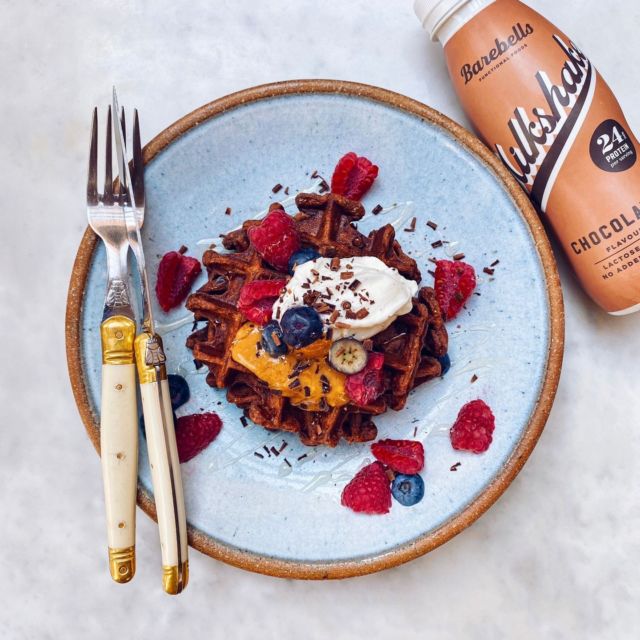 Weekend Brunch Inspiration 😋⁠
⁠
Protein chocolate banana waffles topped with fresh fruit, greek yoghurt and peanut butter 🤩⁠
⁠
RECIPE ⁠
1 banana⁠
1/4 cup oats⁠
2 tsp cocoa / cacao⁠
1/2 tsp baking powder⁠
1 egg⁠
1/4 cup or more Barebells chocolate milkshake⁠
⁠
Blend all together until texture of a thick milkshake. Add more Barebells to thin batter or oats to thicken. ⁠
⁠
Cooking time dependent on your waffle iron OR can be used for pancakes - cook on a low-medium heat until bubbles start to appear, then flop them over.⁠
⁠
Thank you @fredandbutter for making our weekends that bit better!